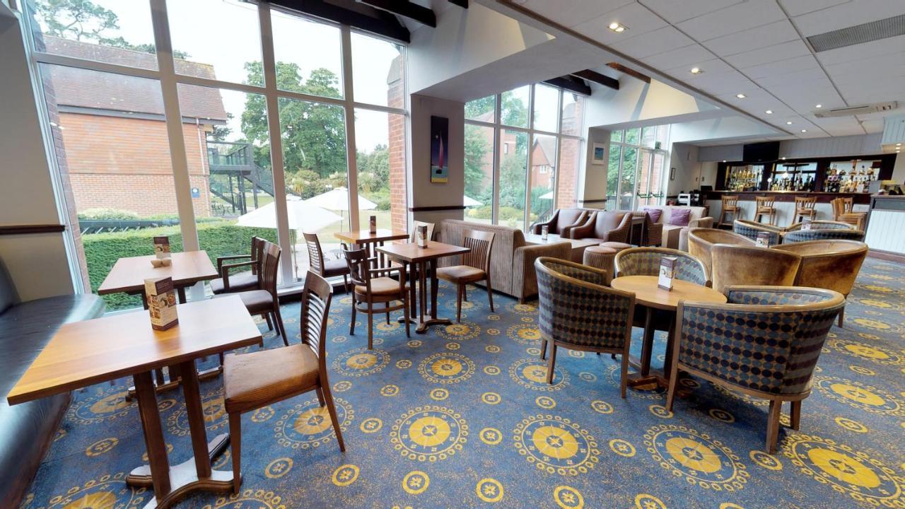 Macdonald Elmers Court Resort Лимингтън Екстериор снимка